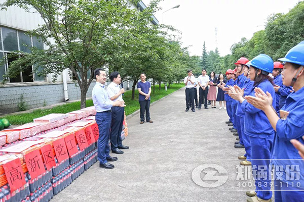 郑州高新区党工委、管委会到人生就是博开展送清凉慰问活动